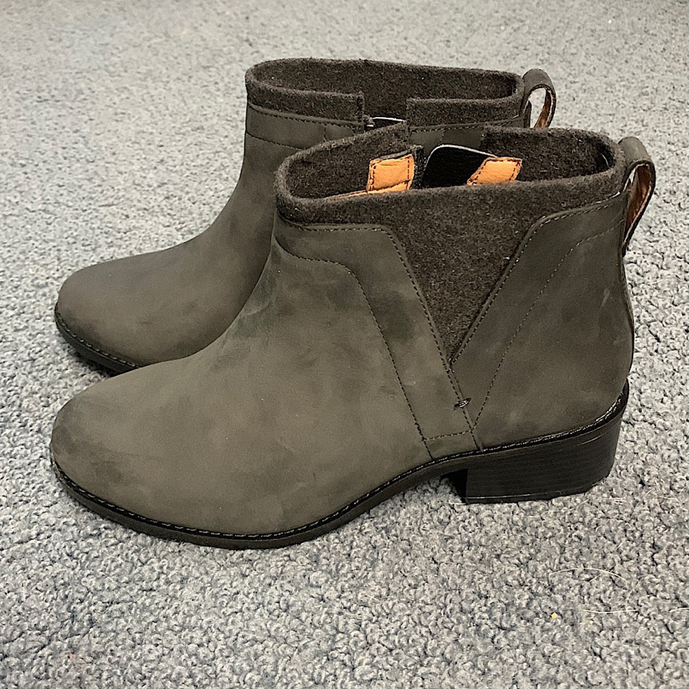 BLACK VIONIC BOOTS!!